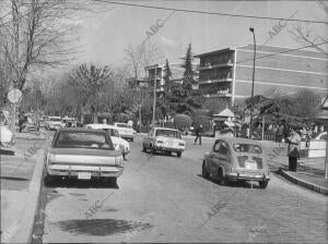 Varios Automoviles Circulan por las Calles de Getafe (Madrid)