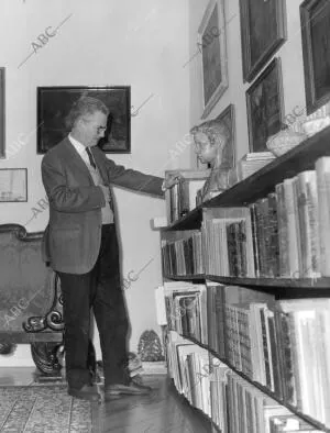 Julio Caro Baroja en la biblioteca