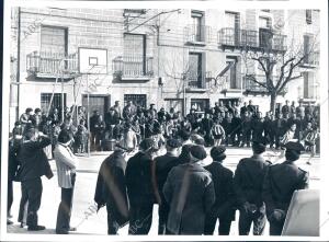 La gente del pueblo disfruta viendo un partido de baloncesto femenino