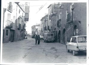 Dos Chicas del pueblo Paseando por una calle de Aldeanueva de Ebro, en la Rioja