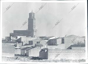 Destaca la torre de la iglesia de san Bartolomé