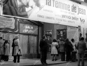 Entrada A uno de los Cines de Madrid, con la Certelera De "la Femme de Jean"