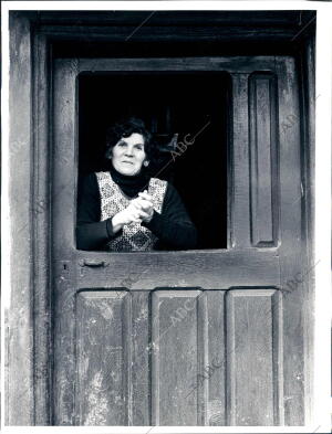 Mujer en la puerta de su Casa, en la localidad de Anciles, en la comarca de...