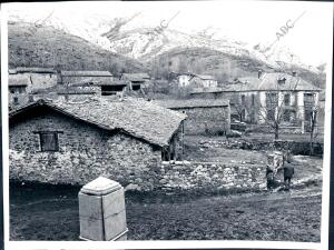 Vista de las Casas y Montañas que Rodean la localidad de Anciles