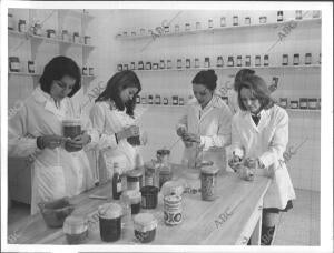 Alumnas de la escuela nacional de Instructoras Rurales en clase de Química