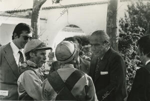 Antonio Blasco, triunfador del derby, conversando con sus dos jinetes, uno de...