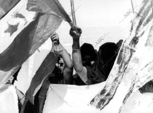 Manifestación del frente Polisario Encapuchados Portando sus Banderas en Aaiun
