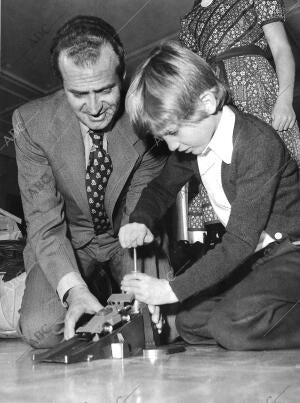 El Rey Don Juan Carlos juega con su hijo, el día del octavo cumpleaños de Don...