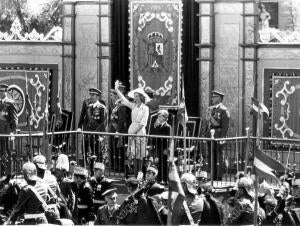 La Reina doña Sofía Saludando Dsede la tribuna Real