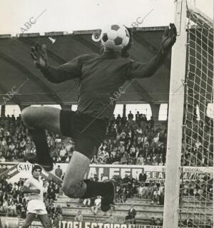 Curiosa fotografía en la que el balón parece haber ocupado el lugar que le...