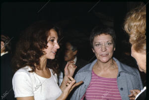 Tras la obra, los famosos que asistieron felicitan a María Casares