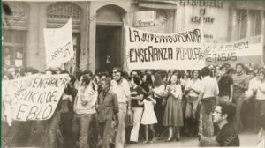 Manifestación pacífica de estudiantes, protestando por la subida de las tasas...