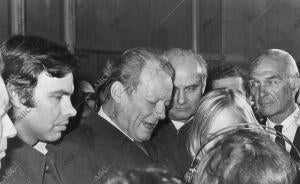 Felipe González, secretario general del PSOE, recibiendo en Barajas al...