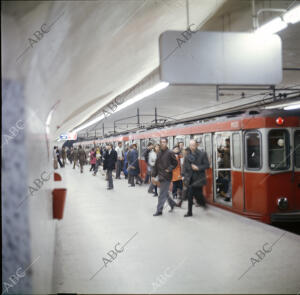 (CA.). Estación de metro de Ventas