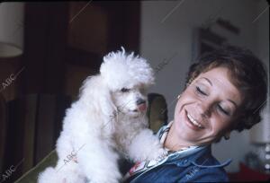 Lina Morgan con uno de sus perros