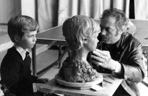 El Príncipe Felipe posa para un busto ante el escultor Santiago de Santiago