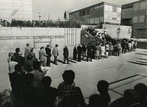 Elecciones generales"Cola" en un colegio electoral de Madrid