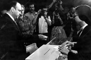 Don Manuel fraga Iribarne Ejerciendo su derecho al voto durante las Elecciones...