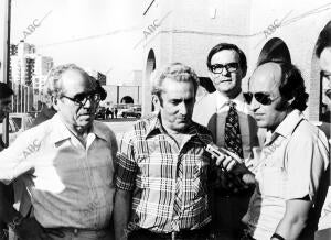 Sánchez Montero, Camacho y Tamames frente a la cárcel de Carabanchel,...
