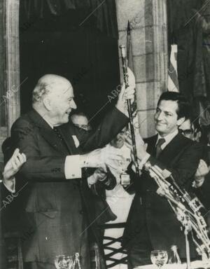 Histórico momento en el que Adolfo Suárez, Presidente del Gobierno, entrega el...