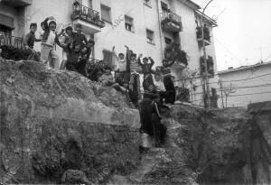 Niños ¿hoy Serán Cuarentones? Saludan en las Excavaciones del metro de Sevilla