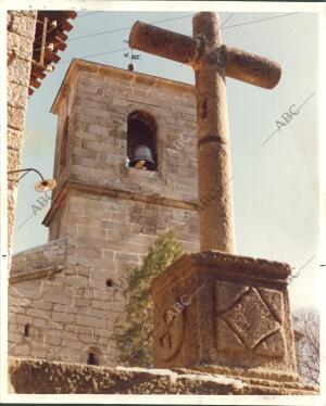 Piedralaves, Ávila. La cruz de los Enamorados, de 1681. Al fondo la torre de la...