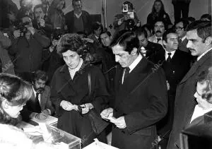 Adolfo Suárez Votando en las Elecciones Generales, junto A su esposa amparo...