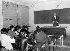 Enrique Tierno Galván durante una de sus clases en la Universidad Autónoma de...