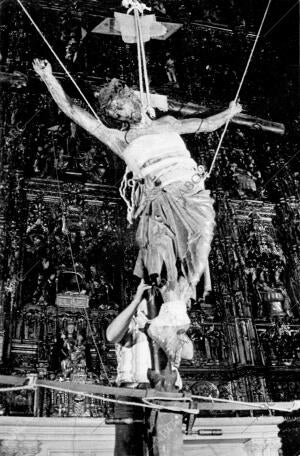 Desmontaje del calvario de la Catedral - cristo del Millon