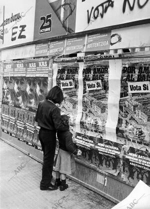 Vitoria - Carteles de Varios Partidos Políticos Pidiendo el voto en un sentido u...