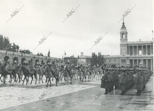 Los miembros de la Guardia Real visten impermeables por la intensa lluvia