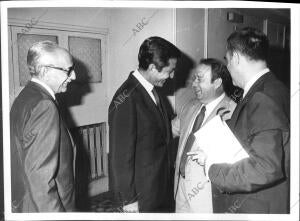 Adolfo Suárez, en los Pasillos del Congreso, junto A Manuel Gutiérrez mellado y...