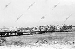 El puente de Hierro, con el monumento de san Juan al fondo