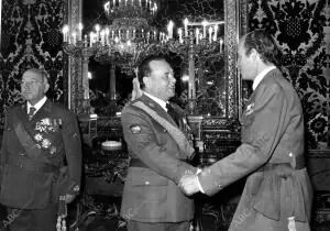 El Rey Juan carlos saluda al General Aramburu Topete durante una recepción