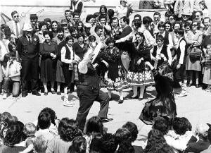 Camilo José Cela, bailando una jota en las fiestas de Zamarramala