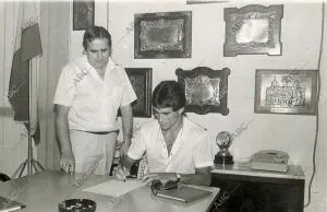 A la Izquierda, con el presidente Luis Cuervas cuando Fichó por el Sevilla