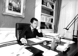 Adolfo Suárez en su despacho