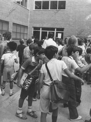 Grupo de Niños en la puerta del Colegio, Esperando A empezar las Clases