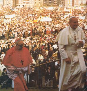 Juan Pablo II, seguido por el cardenal Marcelo, el 4 de noviembre de 1982