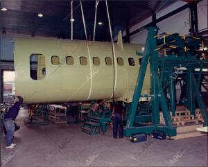 Vista del fuselaje central del Avión Cn- 235 fuera de grada y Preparándose para...