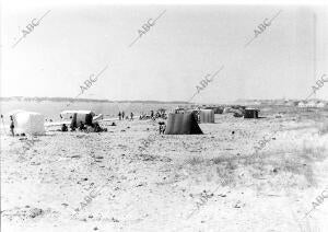 Chiclana era una playa en estado virgen, como demuestran en la fotografía la...