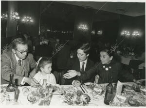 A la izquierda, la condesa de Montarco, con sus hijos, Julio y Alejandra, y su...