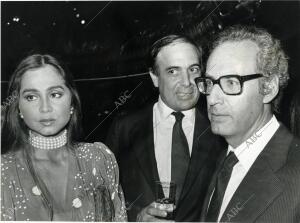 En la imagen, Isabel Preysler con Carlos Falcó y Miguel Boyer, cuando aún era la...