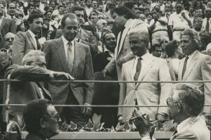El S.M el Rey Juan Carlos I en el tendido junto A Santiago Martín «el Viti»