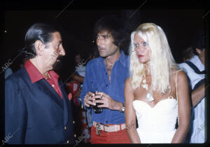 Jaime de Mora y Aragón, Luis Ortiz y Gunilla von Bismarck durante una fiesta