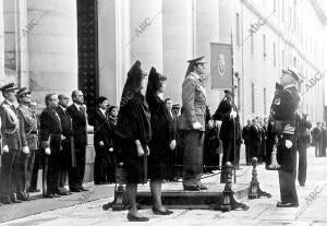 Don Juan de Borbón se cuadra ante el Rey