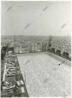 Piscina de la terraza del Edificio España