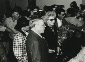 Frank Sinatra y su mujer Barbara a su llegada al Aeropuerto de Barajas