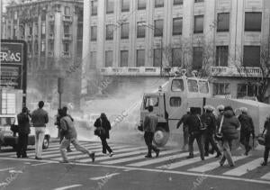 En Madrid miles de jóvenes se manifestaron ante la sede del Ministerio de...