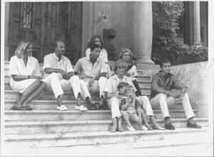 La familia real Española con los Príncipes de Gales y sus Hijos en el palacio de...
